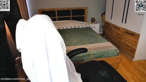 Mike    online show from April 2026 01:44:02 PM