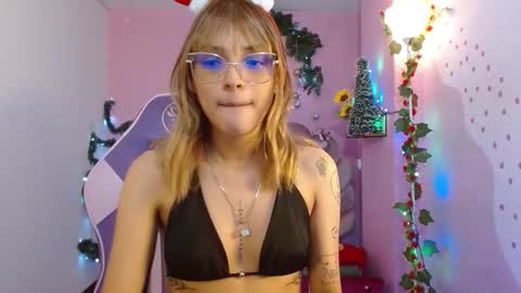 Snapshot of mikka_ela chatting on November 2025 01:14:02 PM Mikka 3 online show from November 2025 01:14:02 PM