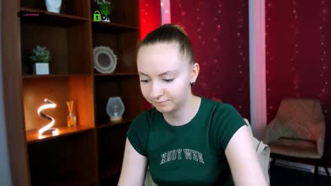 Snapshot of mila_glow chatting on December 2025 06:19:02 AM mila_glow online show from December 2025 06:19:02 AM