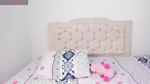 Snapshot of mila_rey25_ chatting on November 2025 04:12:02 AM laura online show from November 2025 04:12:02 AM