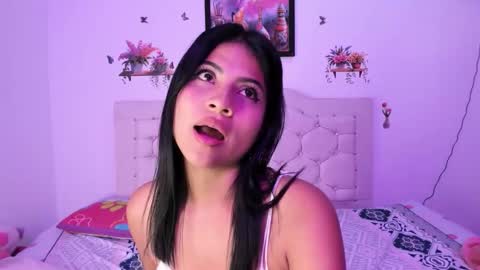 Snapshot of mila_rey25_ chatting on November 2025 05:18:01 AM laura online show from November 2025 05:18:01 AM