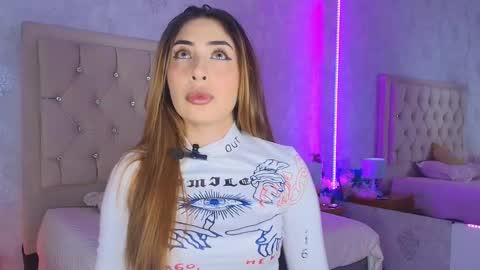 Snapshot of mila_smirnovavk chatting on February 2026 04:00:02 AM MILA online show from February 2026 04:00:02 AM