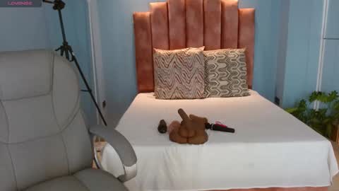 milaa_star online show from February 2026 04:00:01 AM