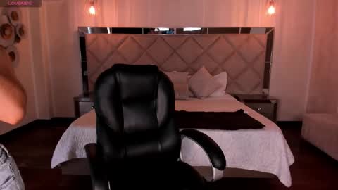 Mila online show from November 2025 07:04:01 PM