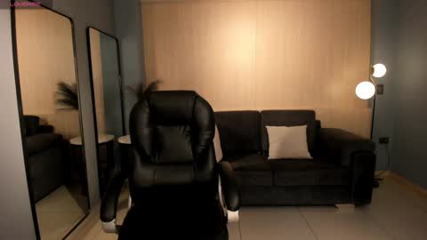 Mila online show from November 2025 02:00:01 AM