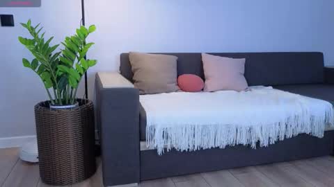 milanakowall online show from February 2026 06:22:01 AM