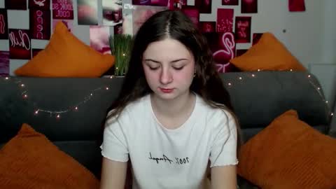 milanaroz online show from November 2025 05:53:01 AM