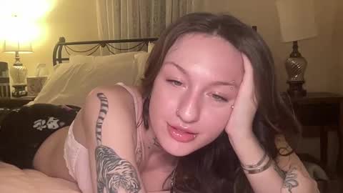 Snapshot of miley_monroee chatting on February 2025 02:31:01 AM miley_monroee online show from February 2025 02:31:01 AM