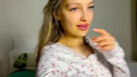 Snapshot of mileyy_cute chatting on February 2026 10:53:01 PM mileyy_cute online show from February 2026 10:53:01 PM