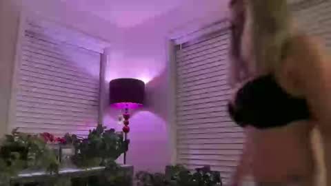 Snapshot of milf_goddess chatting on May 2026 03:55:02 AM MIlf Goddess online show from May 2026 03:55:02 AM