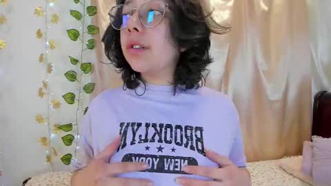 Snapshot of milie_yue chatting on December 2025 02:14:02 PM Millie online show from December 2025 02:14:02 PM