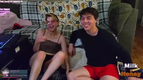 Snapshot of milkandhoneycams chatting on November 2025 06:25:02 AM MilkandHoney online show from November 2025 06:25:02 AM