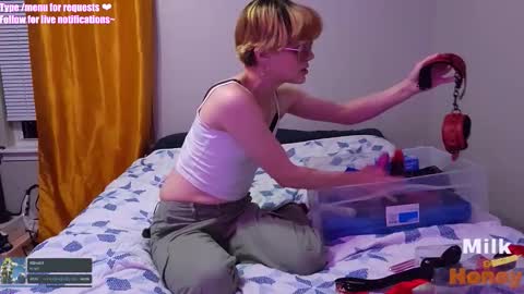 Snapshot of milkandhoneycams chatting on November 2025 02:10:01 AM MilkandHoney online show from November 2025 02:10:01 AM