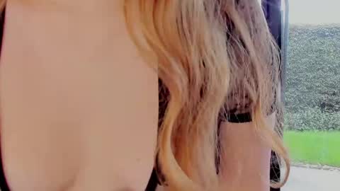 milky_0 online show from April 2026 07:07:02 PM