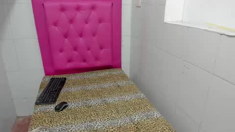 milkyway_18 online show from October 2025 02:57:02 PM