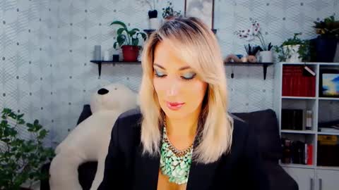 MillaXQueen online show from November 2025 02:43:02 PM