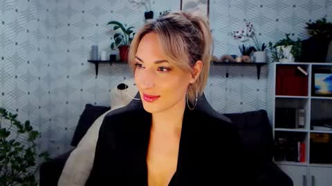 MillaXQueen online show from November 2025 02:43:02 PM