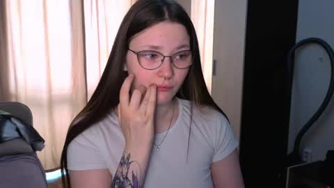 Snapshot of milliedoll chatting on April 2026 01:45:01 AM Millie online show from April 2026 01:45:01 AM