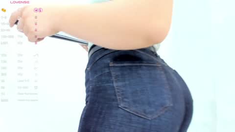 Snapshot of milu_gomez chatting on January 2025 07:04:01 PM Milu Gomez online show from January 2025 07:04:01 PM