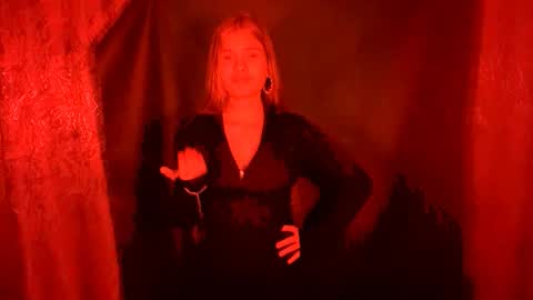 Amelia online show from December 2025 09:42:02 PM