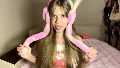 Amelia online show from December 2025 08:37:02 PM