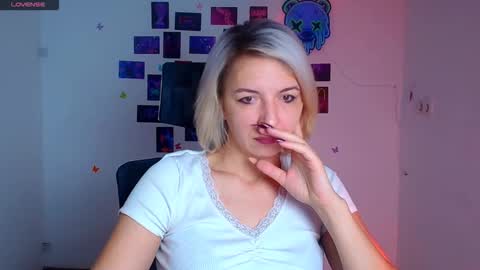 Snapshot of mishelle_blondie chatting on November 2025 07:45:01 AM Mishelle online show from November 2025 07:45:01 AM