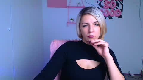 Snapshot of mishelle_blondie chatting on December 2025 12:21:02 PM Mishelle online show from December 2025 12:21:02 PM