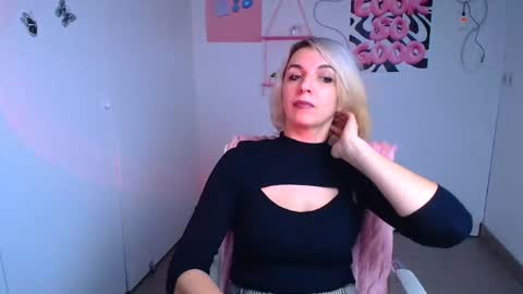 Snapshot of mishelle_blondie chatting on December 2025 12:21:02 PM Mishelle online show from December 2025 12:21:02 PM