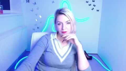 Snapshot of mishelle_blondie chatting on December 2025 09:12:02 PM Mishelle online show from December 2025 09:12:02 PM
