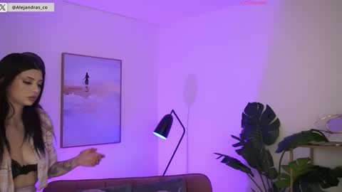 Alejandra online show from November 2025 09:57:01 PM