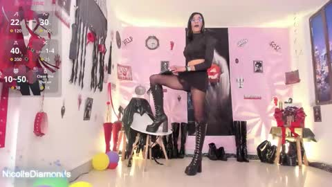 Miss Nicole online show from October 2025 03:31:02 PM