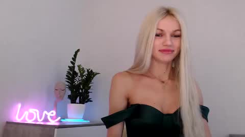 Snapshot of missemma1111 chatting on December 2024 07:25:01 AM EMMA online show from December 2024 07:25:01 AM