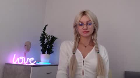 Snapshot of missemma1111 chatting on December 2024 06:39:02 PM EMMA online show from December 2024 06:39:02 PM