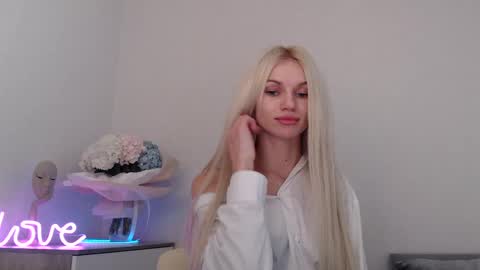 Snapshot of missemma1111 chatting on January 2025 09:42:02 PM EMMA online show from January 2025 09:42:02 PM