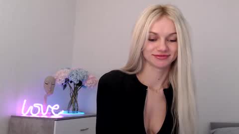 Snapshot of missemma1111 chatting on January 2025 10:24:01 PM EMMA online show from January 2025 10:24:01 PM