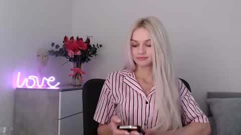 Snapshot of missemma1111 chatting on February 2025 09:15:01 PM EMMA online show from February 2025 09:15:01 PM