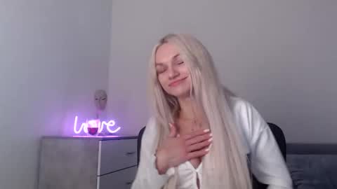 Snapshot of missemma1111 chatting on September 2025 08:19:01 PM EMMA online show from September 2025 08:19:01 PM