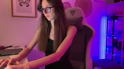 misslalii online show from April 2026 07:22:02 PM