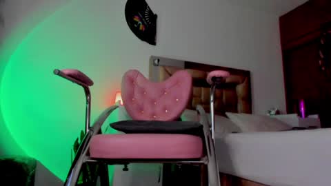 Snapshot of misslucye_robbie chatting on December 2024 01:39:01 AM Lucye Robbie online show from December 2024 01:39:01 AM