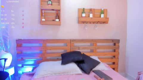 Mia  online show from November 2025 11:42:02 AM