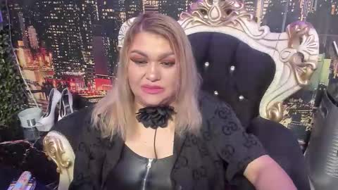 Snapshot of missqueent chatting on November 2025 11:29:01 PM QueenT online show from November 2025 11:29:01 PM