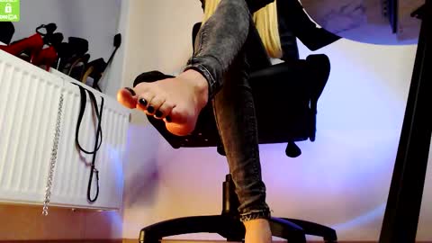 Snapshot of mistress__alice_ chatting on September 2025 05:12:02 PM Mistress Alice online show from September 2025 05:12:02 PM