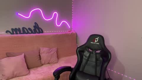 Mia online show from November 2025 05:29:02 AM