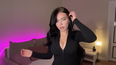 Mia online show from December 2025 08:07:02 PM