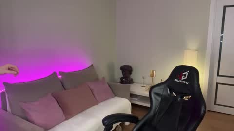 Mia online show from December 2025 08:49:02 PM