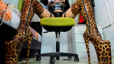 Tiffany online show from December 2025 08:33:01 AM