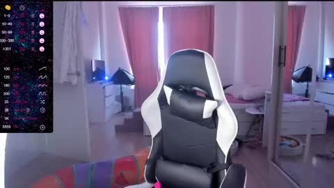 Snapshot of mmm_banana chatting on February 2025 10:36:02 AM Lili online show from February 2025 10:36:02 AM