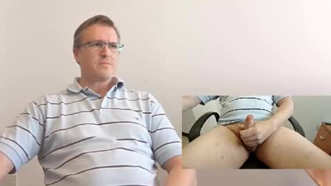 Snapshot of moe_001 chatting on November 2025 07:01:02 PM Moe online show from November 2025 07:01:02 PM