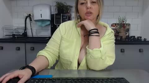 Snapshot of mojjo_erika chatting on February 2025 01:32:01 PM erika online show from February 2025 01:32:01 PM