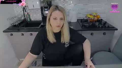 Snapshot of mojjo_erika chatting on December 2025 08:42:02 AM erika online show from December 2025 08:42:02 AM